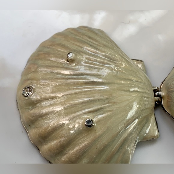 Vintage Footed Pearl Enameled Metal Magnetic Clasp Clamshell Ring Coin Box - Picture 10 of 16